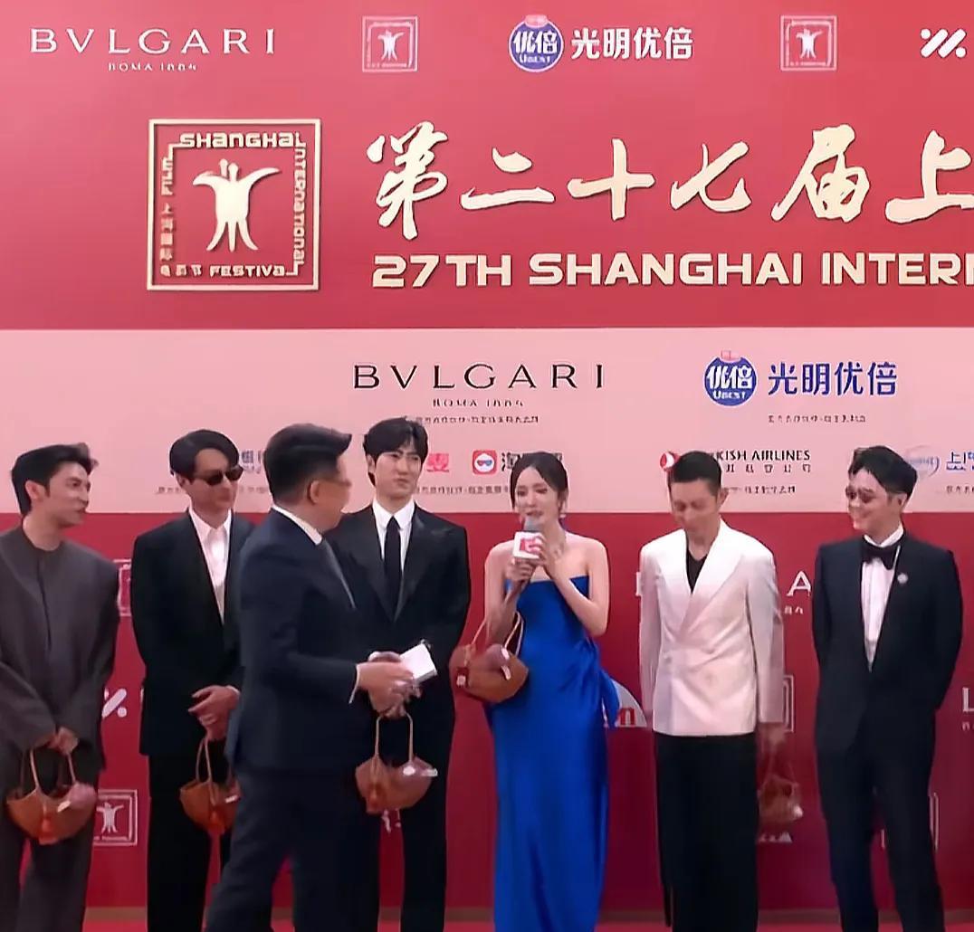 杨幂红毯秒变迷妹！与偶像刘德华同框甜笑引爆全网：这才是追星天花板