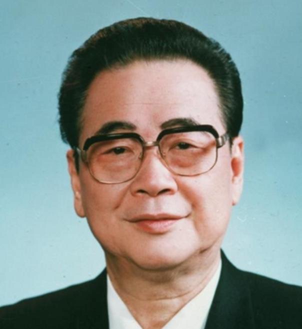 1992年7月18日中午12时15分，天津海河两岸的船只齐声拉响汽笛，送别一位伟