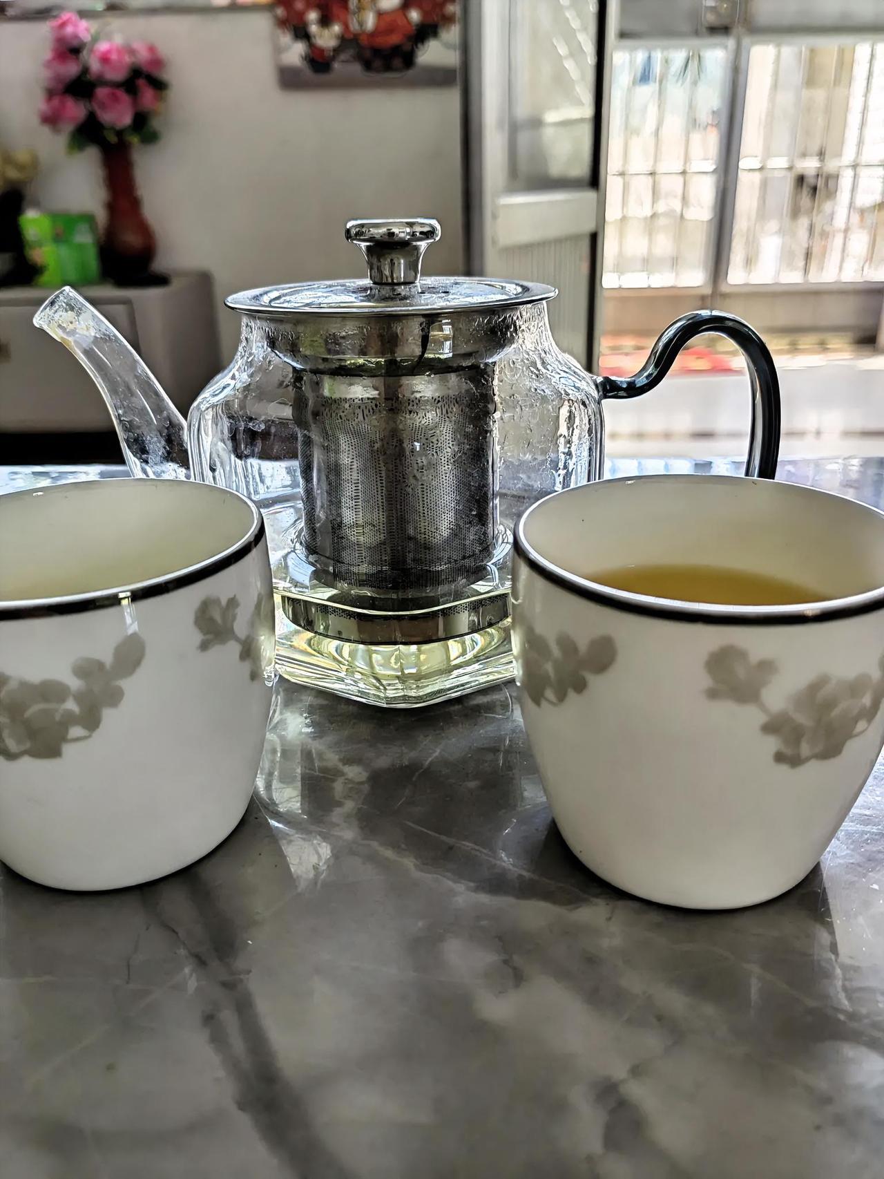 A、B、C三个老头聊天。A说：“我儿子在北京是高管，年薪百万。”B说：“我儿