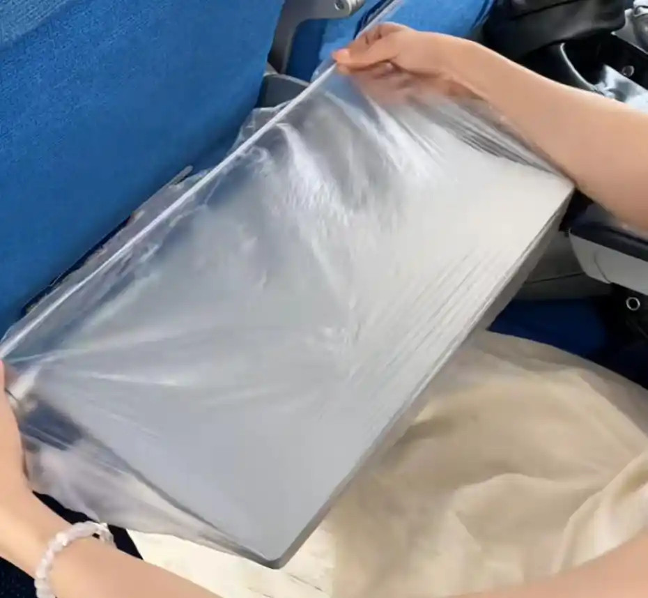 【除了一次性座椅套，#隔脏垫歇脚垫成乘高铁新搭子#】暑期出游高峰，公共交通工具的