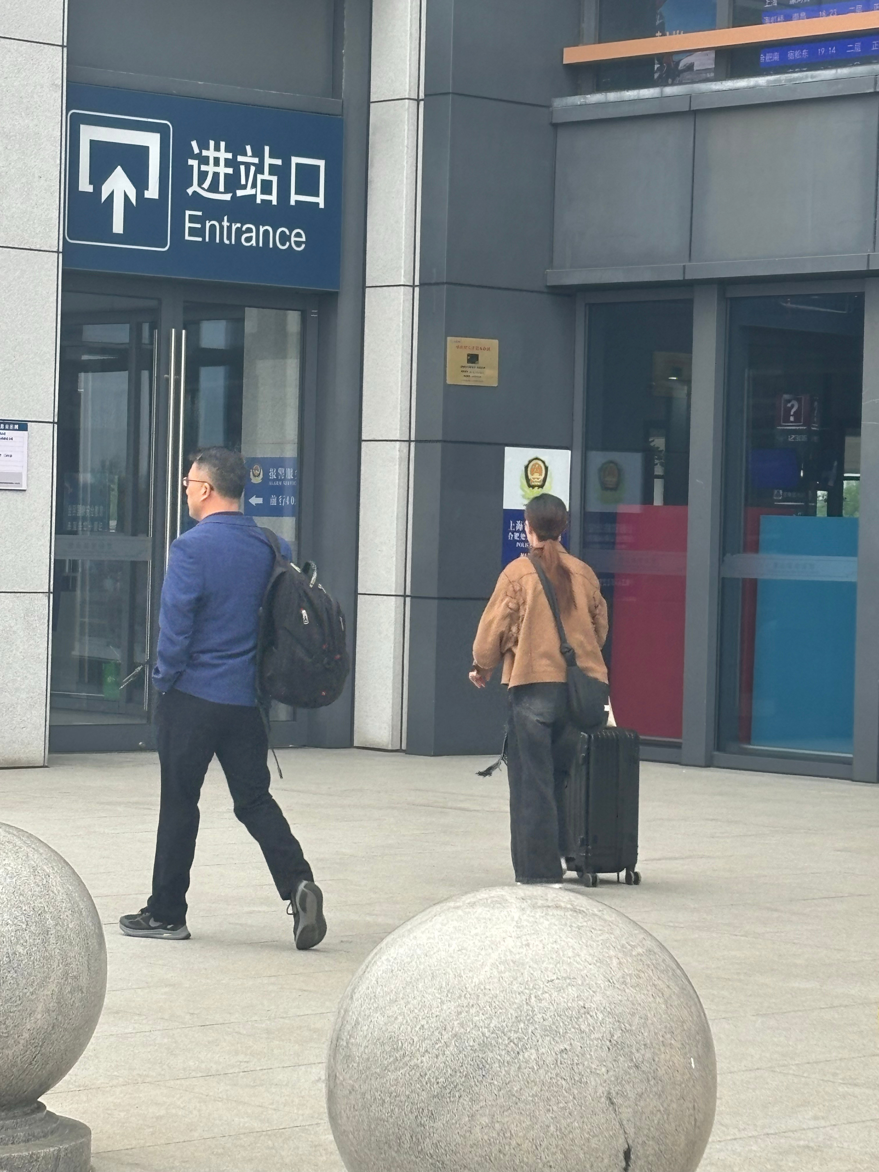 送姐姐去车站，感觉她这行李箱装的不是行李，是我接下来几天的外卖订单。