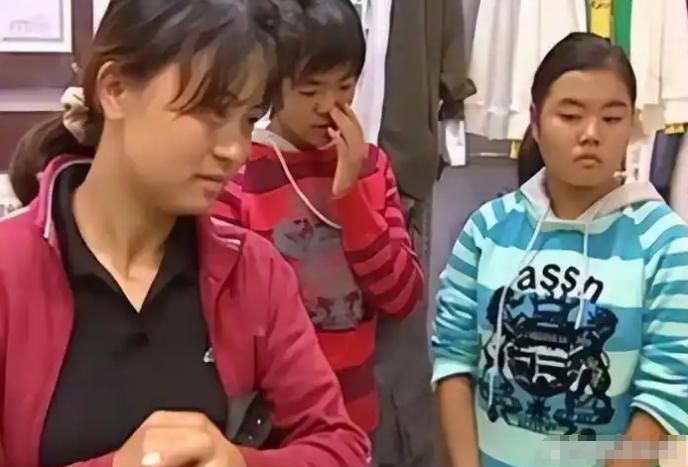1999年，贵州一个19岁的保姆，在无奈之下只好领着被雇主家抛弃的一对六岁双胞胎