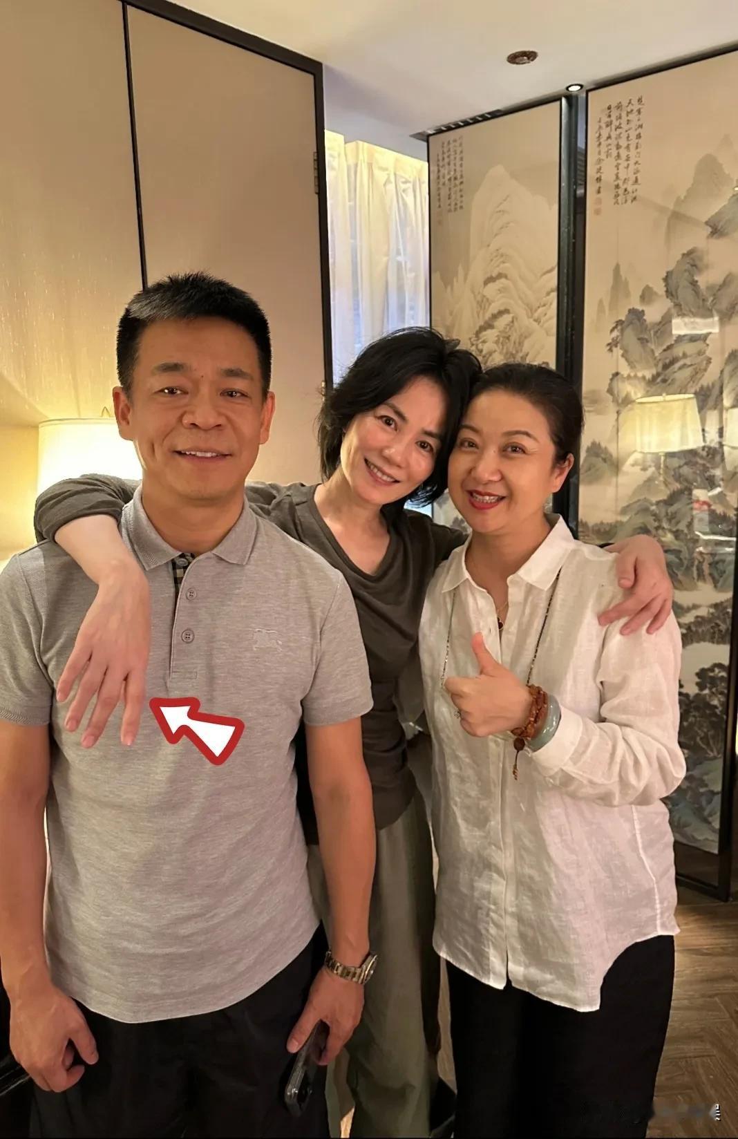 真不怪现在的明星都爱用精修图，生图确实会暴露真实样子。网友晒和王菲、孙浩的合照