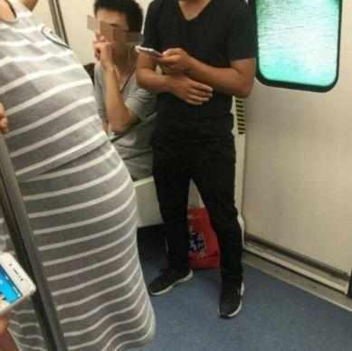孕妇坐地铁无人让座
