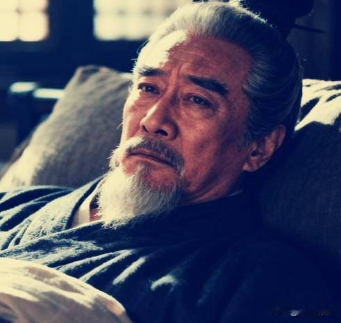 建安末年，天下大乱，司马懿在家装病，曹操请他出山，他说自己中风了，连路都走不了。