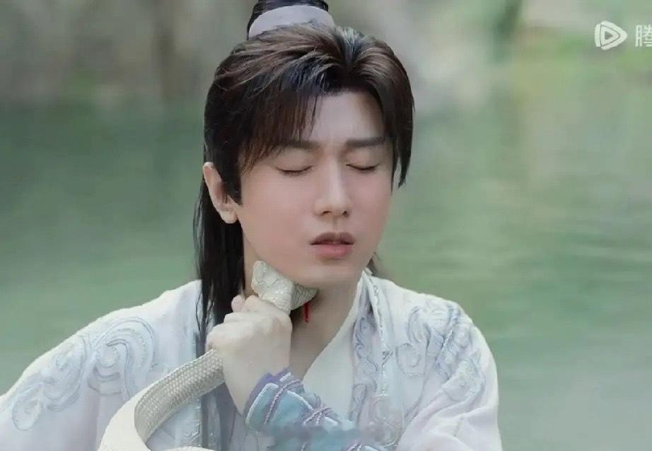 《赴山海》吓死我了，萧秋水猛然被毒蛇咬了好大一口我以为他要又要挂了，没想到，这毒