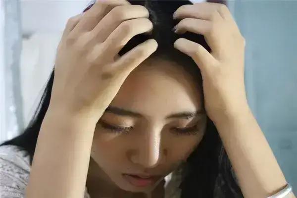 为啥周围不少人都不结婚了我发现，周围不少熟人子女，己过不惑之年都不结婚了。