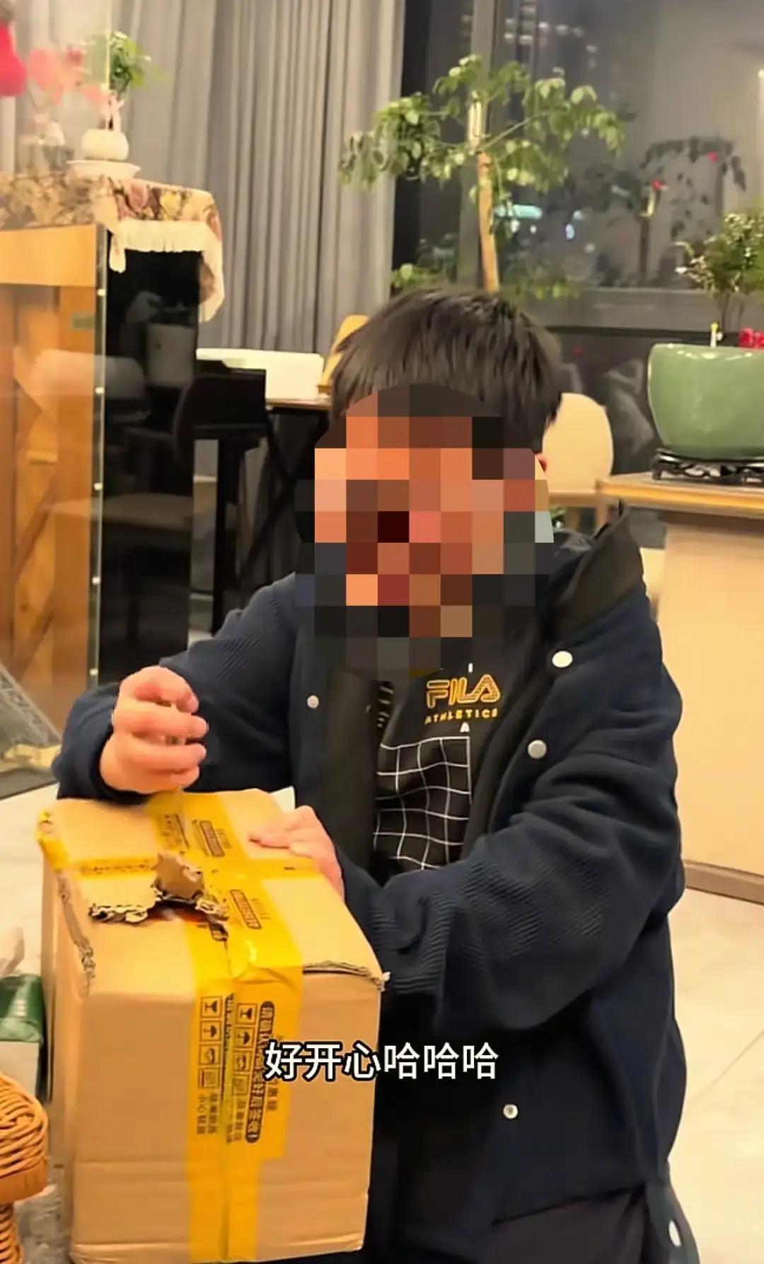 成都，2026年春天，一段女生拿着上班后第一笔工资给家人买礼物的视频火了，爸爸收