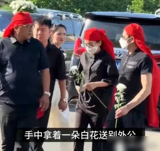 天王郭富城，在安徽农村老家，对着灵堂直接就跪下了。没搞错，就是陪老婆方媛，回