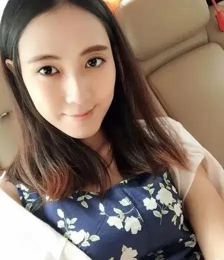 “大黑牛”李晨妹妹结婚即日，李晨同父异母妹妹李可馨在杭州某