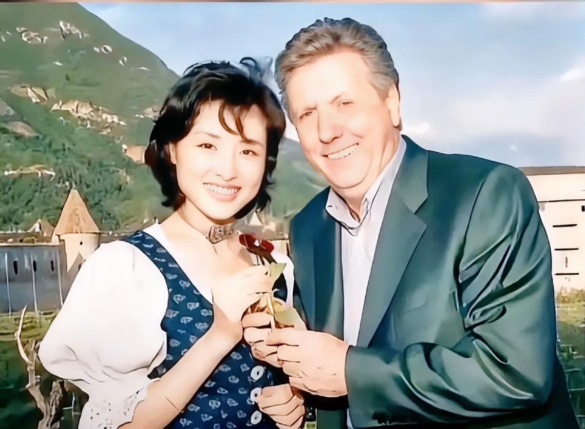周涛早年参与国际文化交流活动所拍。彼时的周涛青春靓丽，穿着具有当地特色的服饰，与