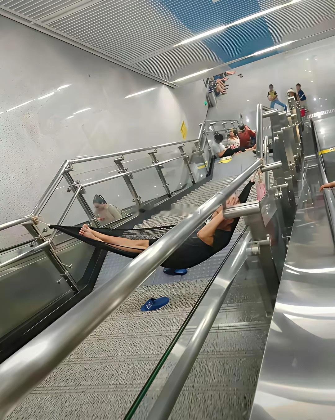 某地铁站这样蹭空调就过分了！