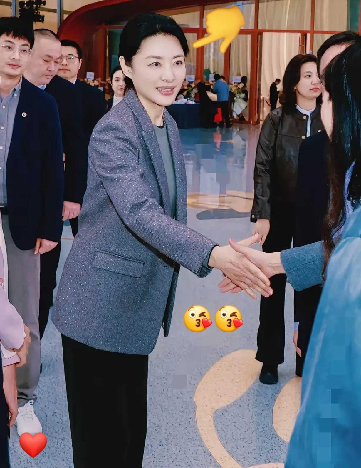 曾经是央视第一美女，美若天仙，如今也是大领导了，我心中的第一女神！