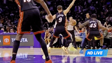 东契奇场下对话曝光，拍了拍拉拉维亚，连珠炮似地问：你是怎么做到的？我看我这球都失