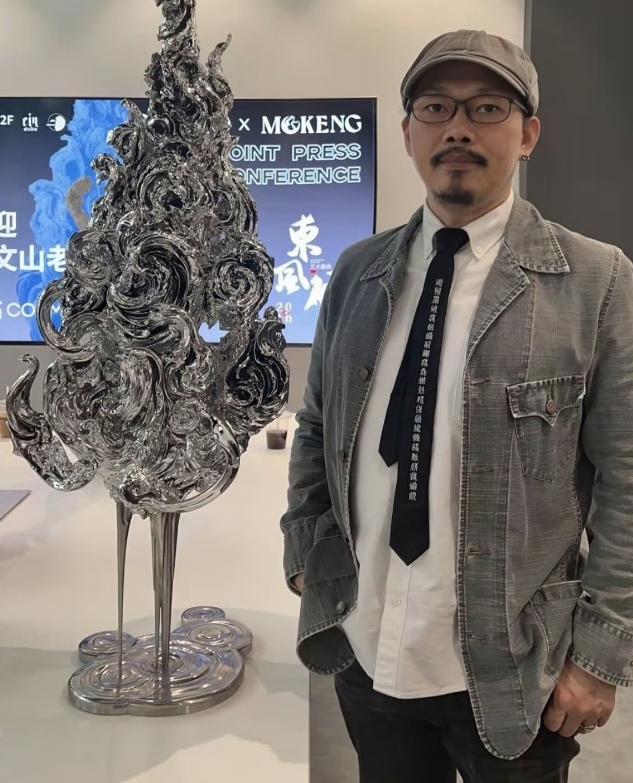8月11日，知情人士爆料，周杰伦的金牌词人方文山被曝婚内出轨整整8年，透露其长期