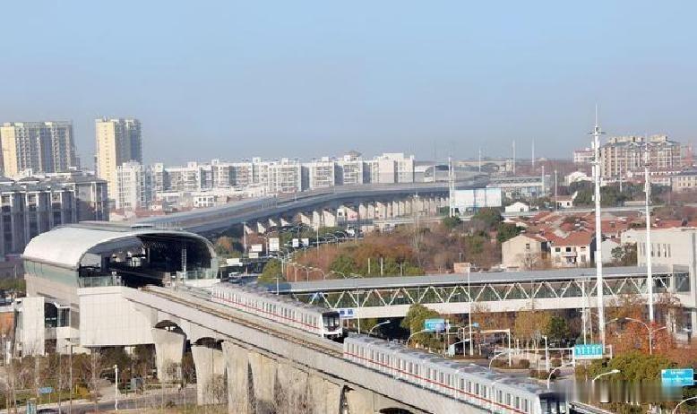 武汉这大城市，早高峰一出门就得纠结怎么去公司。挤公交吧，堵车堵到怀疑人生；骑电动