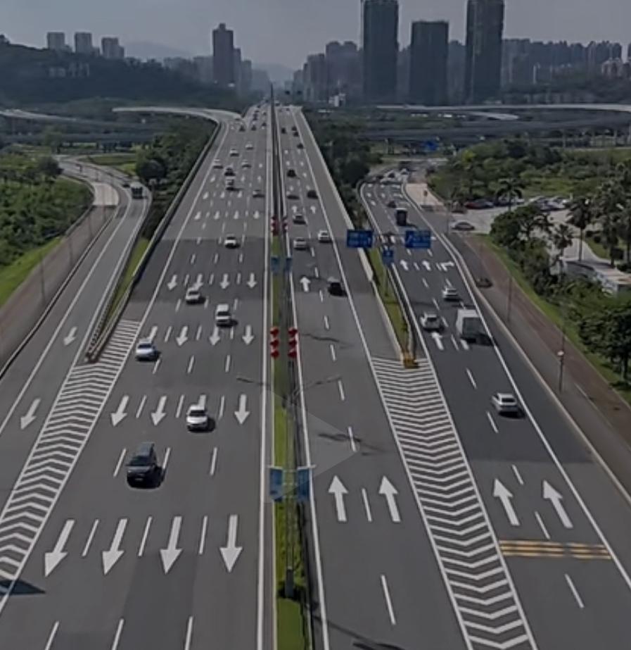 珠海是禁摩最彻底的城市，不单禁摩，电鸡也不能骑，但凡在金湾来回开车的，就知道开车