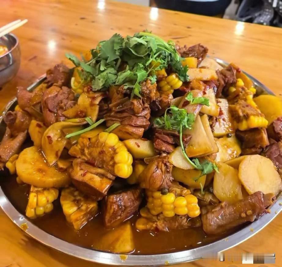 大盘鸡里如果没有土豆那的话，那不就是红烧鸡块或炒鸡吗？近日上海一位男顾客在餐馆里