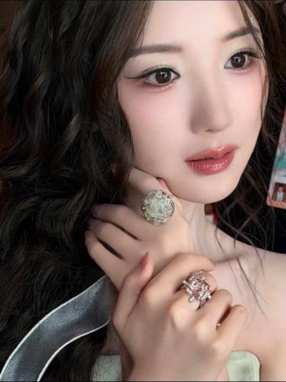 首先你得有毛晓彤的底子看完今年中秋晚会就一直在搜索毛晓彤同款眼影，结果发现本人