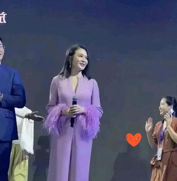 不愧是全港男人的梦，六十多岁身姿窈窕似杨柳。前两天她出席活动，一袭黑裙惊艳全