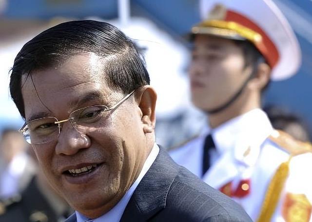 泰国政局最近突然像翻车了一样。前总理他信在媒体面前公开断绝与柬埔寨前领导人洪森