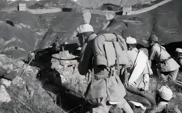 战斗刚刚结束。警卫员递过来一支新奇的手枪，正看着地图的欧阳波平没有在意，他转身去