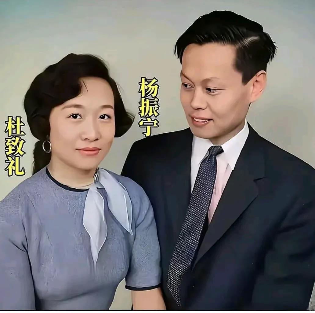 真是一对璧人啊，女貌郎才，这是五十年代杨振宁与夫人杜致礼的合影。杨振宁西装革履，