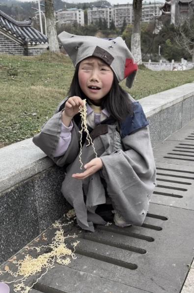 哥哥的女儿5岁失踪，我去海南旅游，一个小乞丐突然喊我名字。我当时正啃着椰子