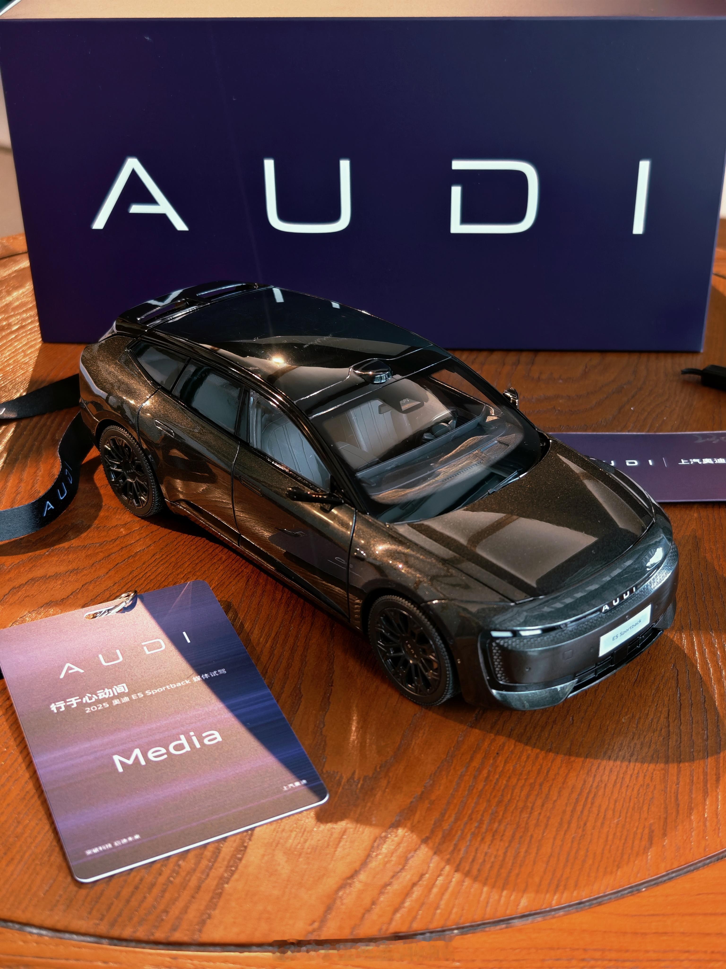 这次AUDIE5Sportback试驾的礼品真是出乎意料一个原厂车模做的非常