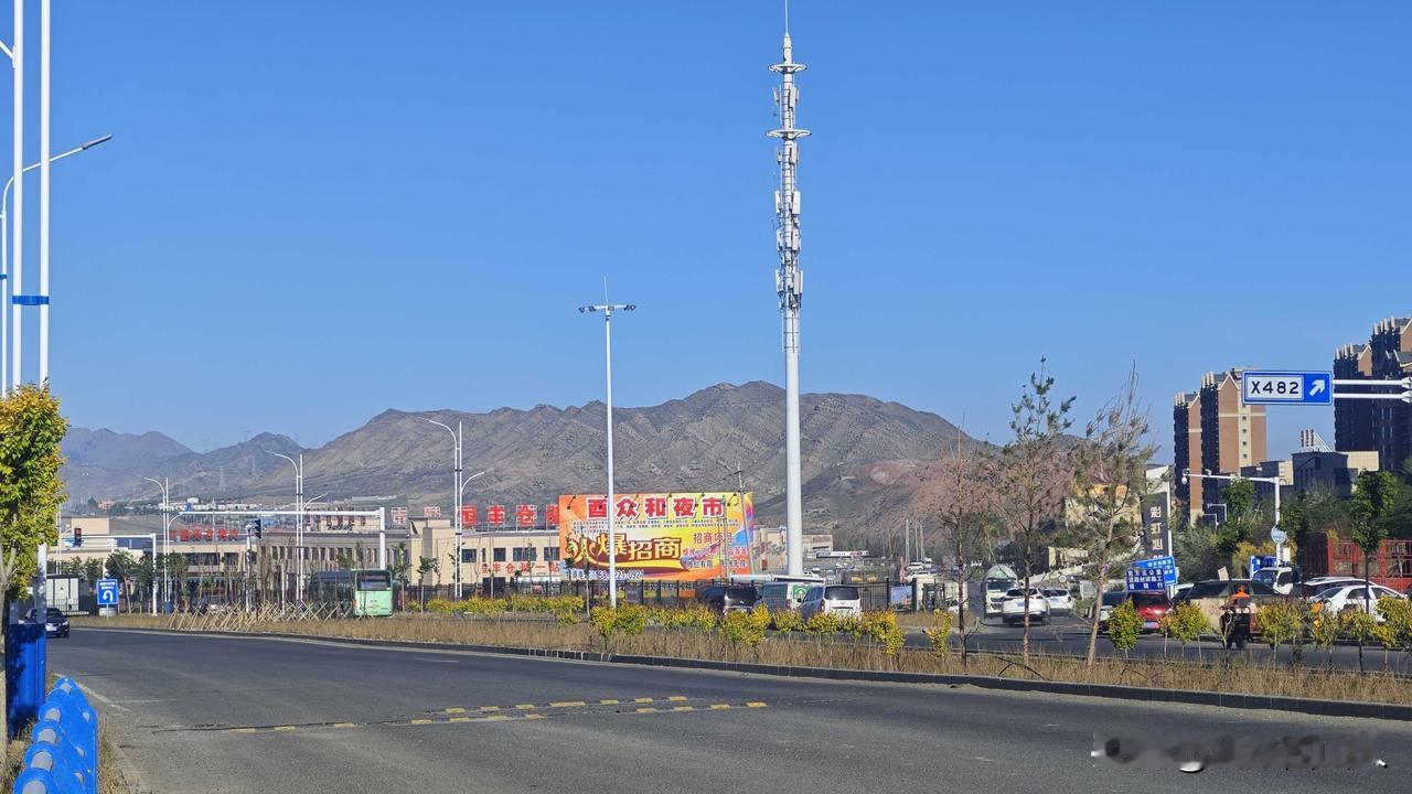 马上乌鲁木齐各地的夜市就要遍地开花了，BRT8号线终点站的酉众和市场的夜市也开始