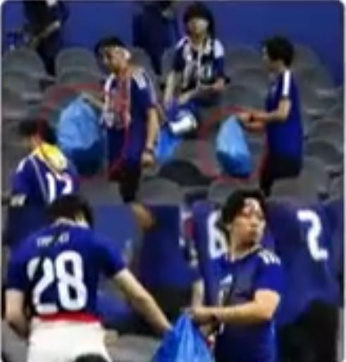 日本球迷又在世界杯的赛上捡垃圾了！尽管FTFA用官号发文和图片，对这种大外宣