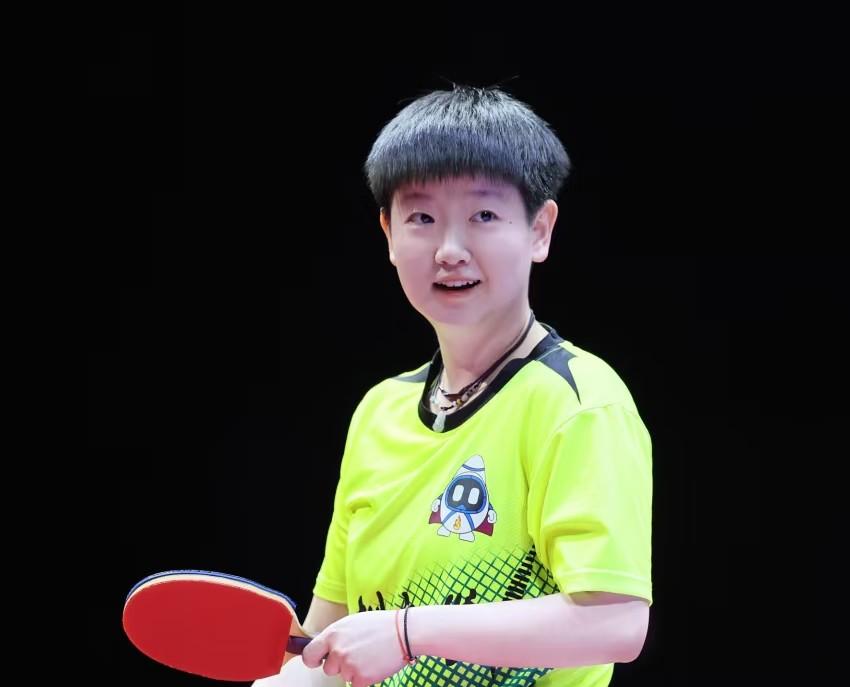 主持人问孙颖莎以后会考虑留长头发吗孙颖莎愣一下就笑了，她说现在不会考虑，