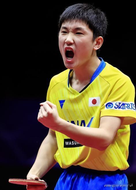 记者采访张本智和，你奥运会的目标没有改变？他说，我说金牌又要被骂，参赛，都想拿奖