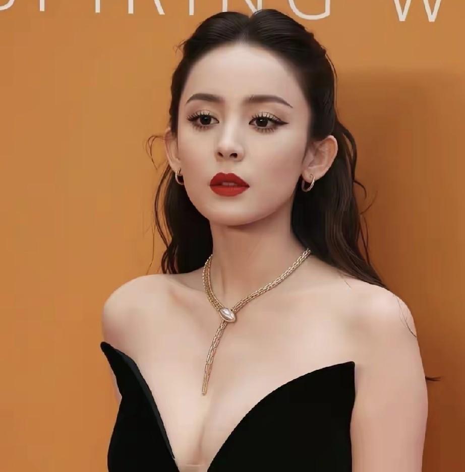 娜扎最近疯了一样接戏，从谍战拍到现实题材，连红毯都不怎么走了。很多人跟着看热闹