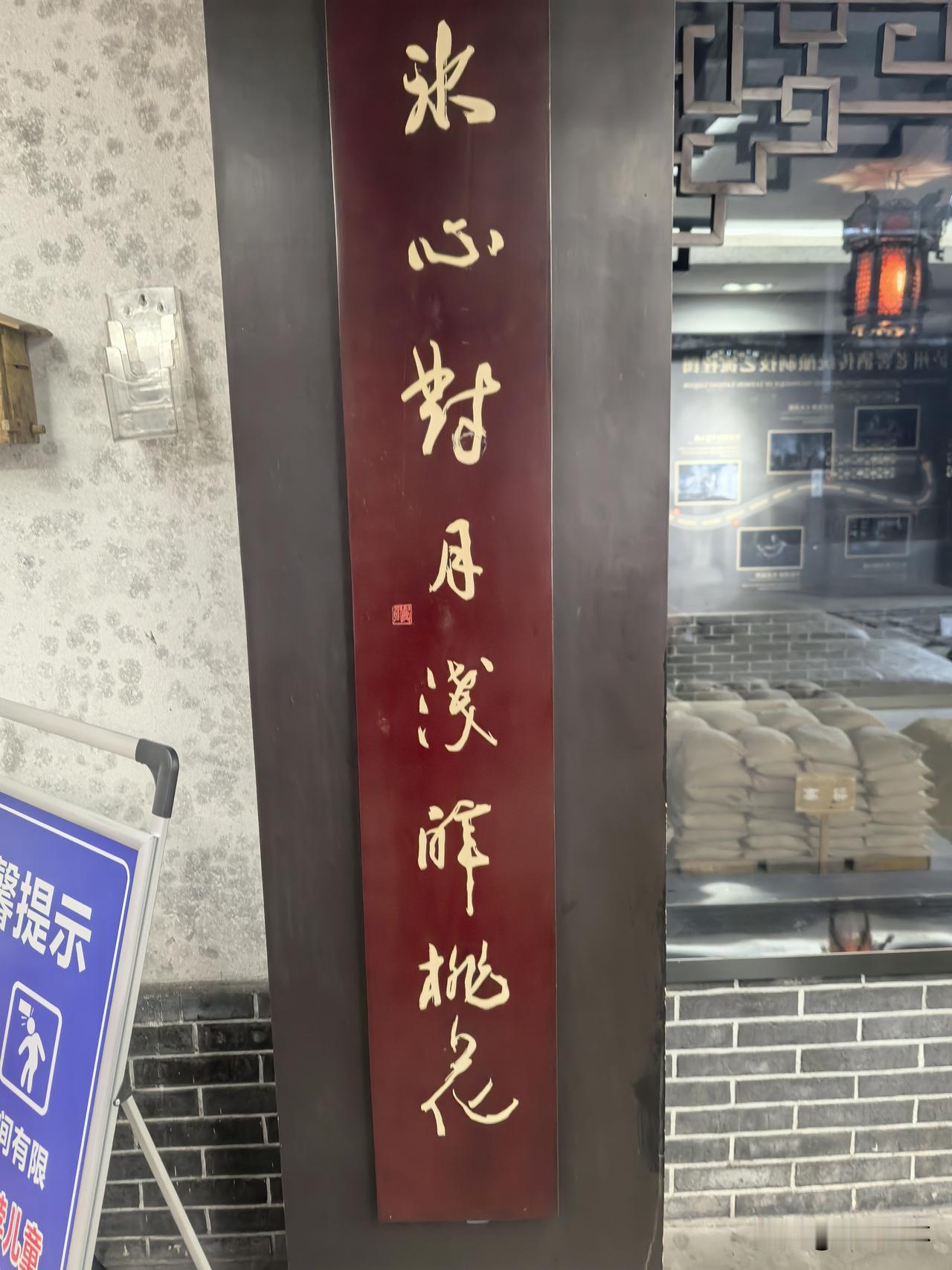 这次真的是别个单位的事了。说那个单位的头儿长得特别男人，出手也特别大方，关键是