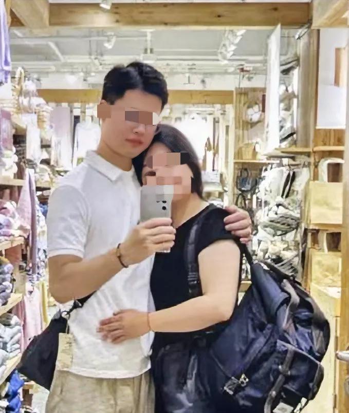 华南理工大学的黄某兴，太欺负人了，在国外和人的妻子偷.情幽会不说，还追到杭州来，