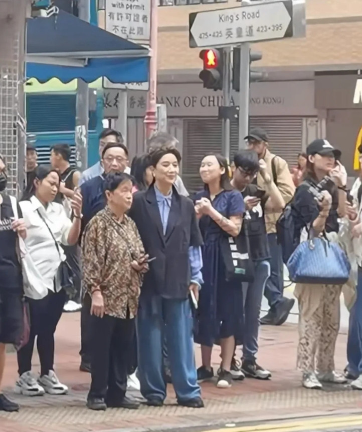 偶遇越剧表演艺术家茅威涛，虽然看她也不年轻了，但气质不减，走路还是舞台风，刻在骨