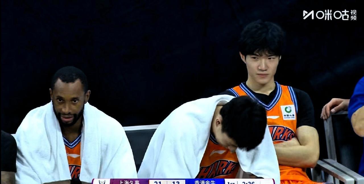 让人泪目！辽宁男篮旧将福格和张镇麟身穿上海球衣，双双出场，在杯赛对阵香港金牛队，