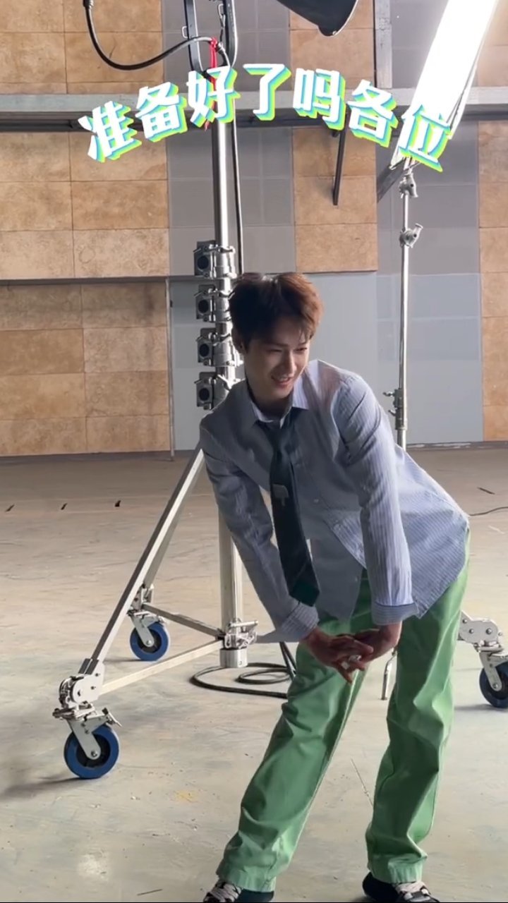 哈哈哈哈哈哈李昀锐你就继续边扭屁屁边成为抽象舞王李昀锐抽象舞王李昀锐扭屁股好萌