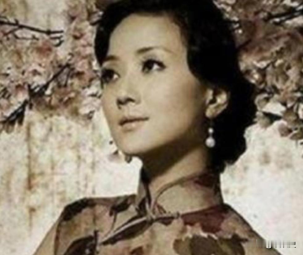 1951年四川昭化刑场，一个身怀7个月身孕的女人被押到行刑台前，枪口对准她的后脑
