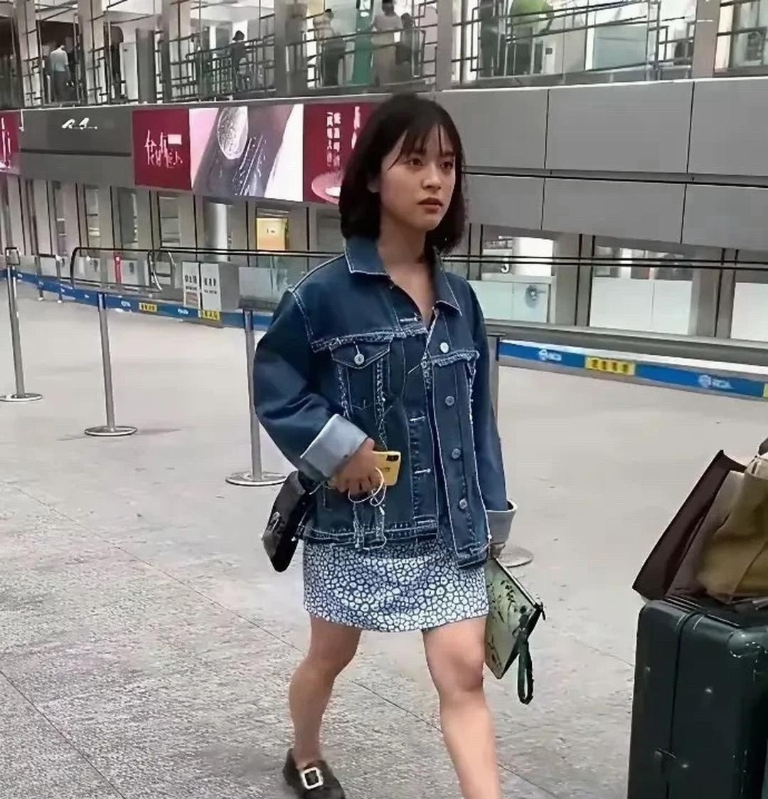 沈月的脸救了这个身材，但凡换张脸，完全是灾难