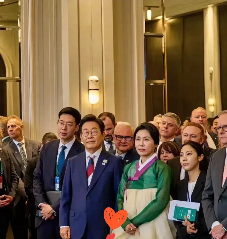 李在明外交首秀，惨遭特朗普放鸽子万众瞩目！李在明带着老婆