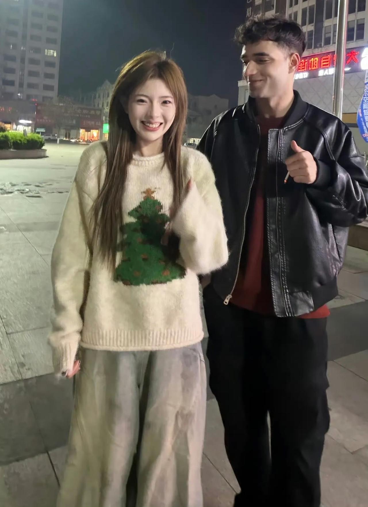 这个女孩激动的发文，也是和巴基斯坦人合上影了。这是哪个山沟沟里面出来的女孩吗？没