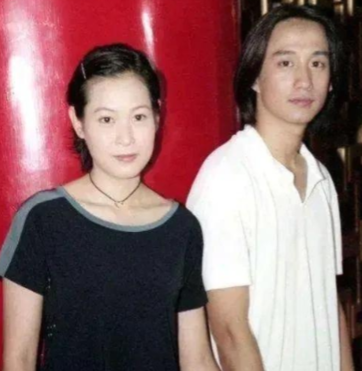 2004年，黄磊结婚前给刘若英打电话，说自己愿意为她悔婚。刘若英沉吟片刻，却说祝