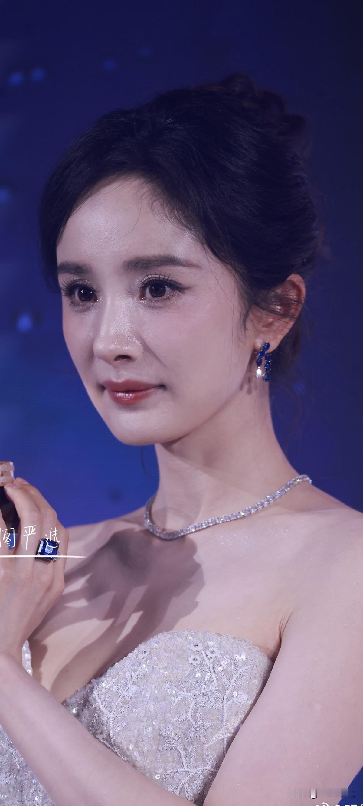 杨幂240806雅诗兰黛活动生图​​​！这身材怎么还越来越好了！