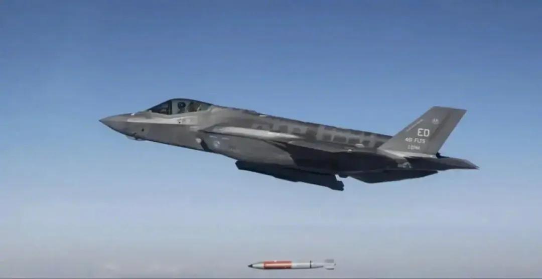 德国：老子也可以扔核弹了，俄罗斯颤抖吧！随着首架F-35A正式交付，德国完成