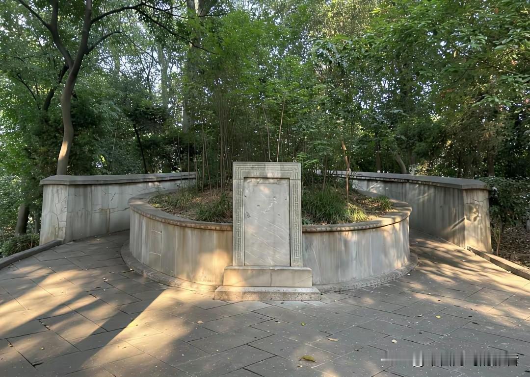 南京挹江门外的睦寡妇山，夹在一片老居民楼中间。你要是从戴家巷菜市场那个口子拐进去