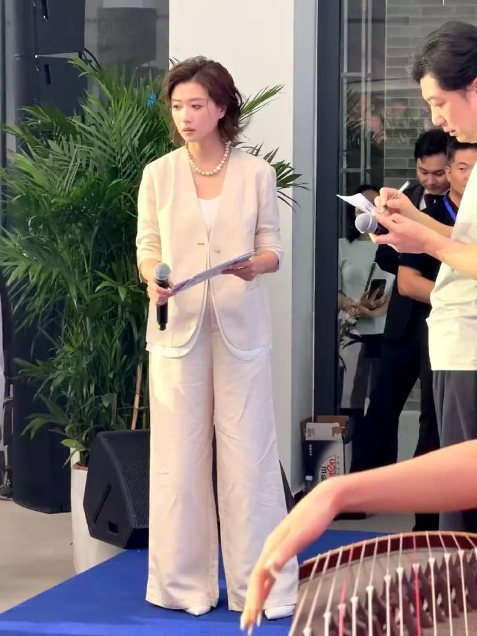 今天万茜在出席时尚活动的时候搭配了一身白色的套装，看上去年轻又迷人，确实是特别的
