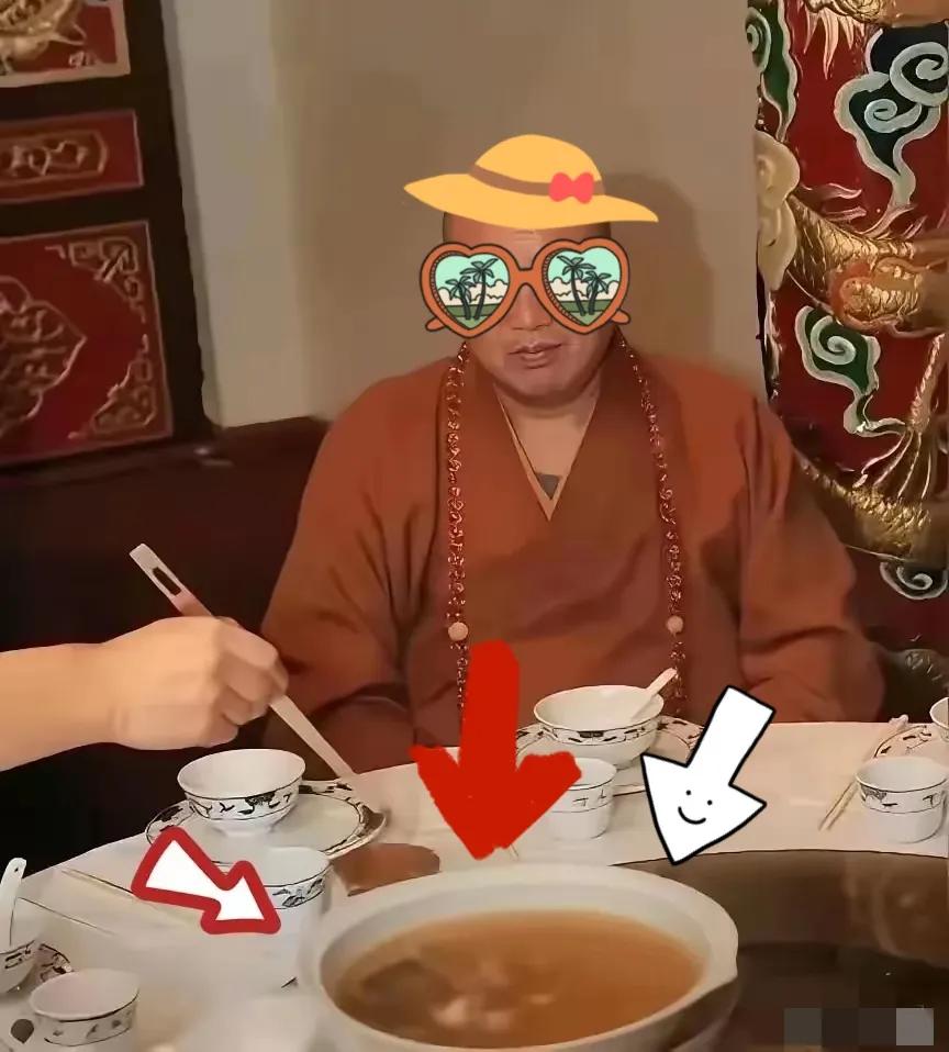 刚查了下，大家发现没，原来​释永信陪朋友吃斋饭，一碗金针菇南瓜汤，一碟泡菜，