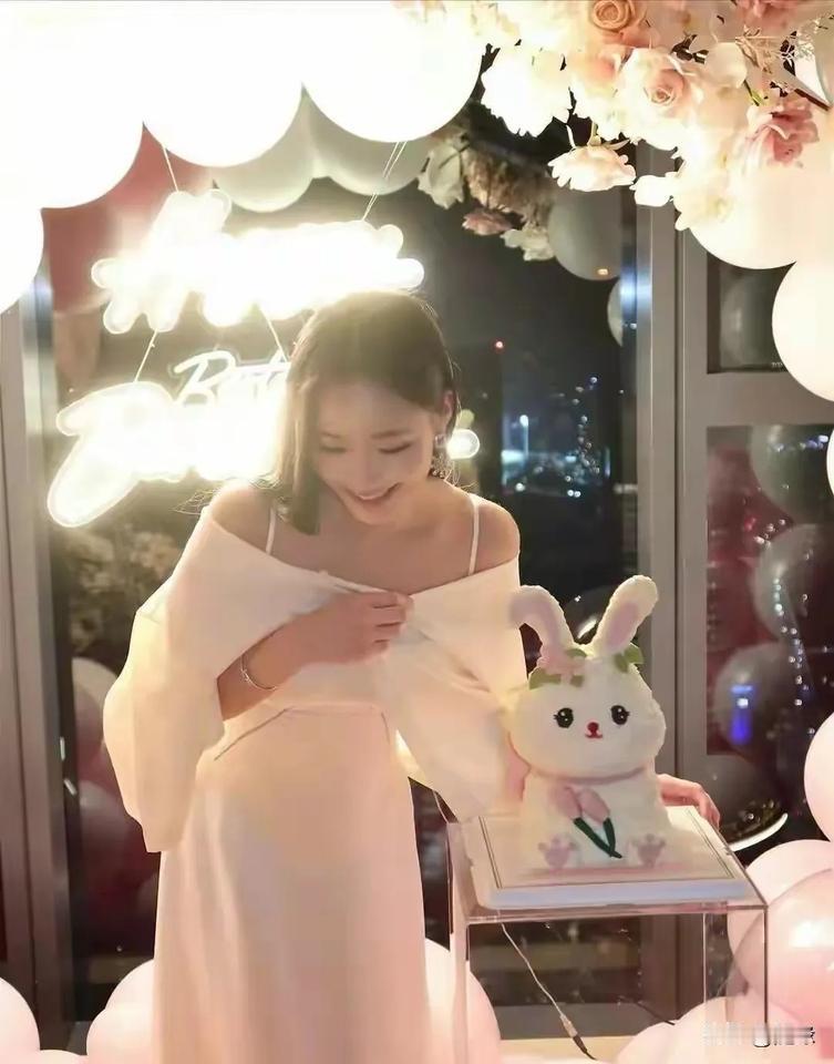 有没有发现S一家现在的关系，似乎发生了微妙的变化。上一次，小S获奖后的庆功宴，